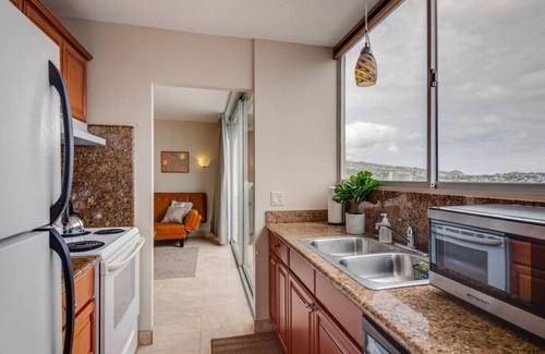 Diamond Head - Kapahulu - St. Louis Condominio | High Floor 1 BR with in Unit Washer Dryer in Waikiki, Tandem Parking Included, Close to Beach
