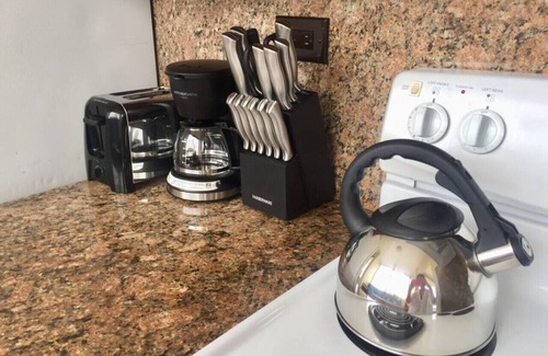 Diamond Head - Kapahulu - St. Louis Condominio | High Floor 1 BR with in Unit Washer Dryer in Waikiki, Tandem Parking Included, Close to Beach