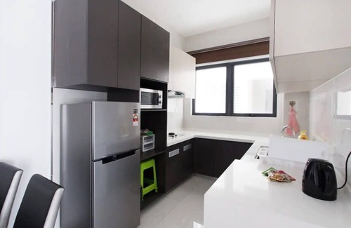 Central District Apartamento | High-floor 2BR Suite, Water Views, Free Parking