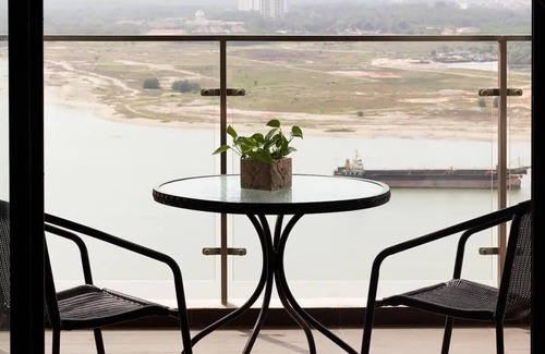 Central District Apartamento | High-floor 2BR Suite, Water Views, Free Parking