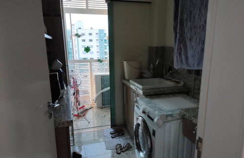 Itapema Apartamento | Piso alto con 4 suites recién amuebladas a 60 m de nar
