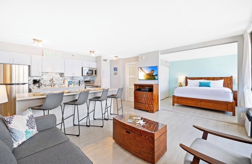Waikiki Apartamento | High Floor Ocean View Condo (King Bed and Parking)