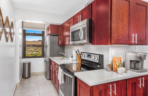 Waikiki Apartamento | High Floor Ocean View Condo (King Bed and Parking)