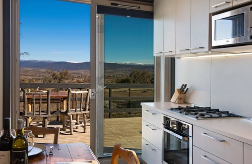 Jindabyne Cabaña | High Ground Estate Farmstay - ECO Pet Family Friendly - 10 Mins From Town
