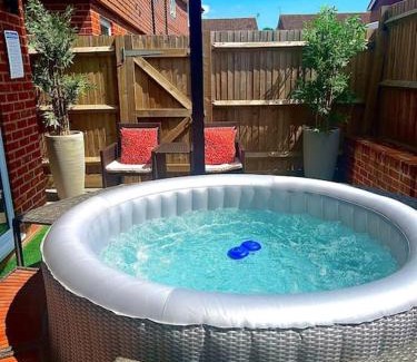 Abbess Roding Casa | High Halden Getaway in Ashford with hot tub and free parking