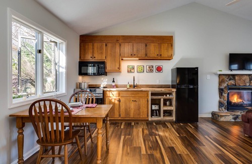 Montebello Cabina | High Meadows--King BR, fireplace, jacuzzi, kitchen