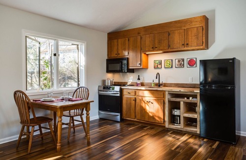 Montebello Cabina | High Meadows--King BR, fireplace, jacuzzi, kitchen