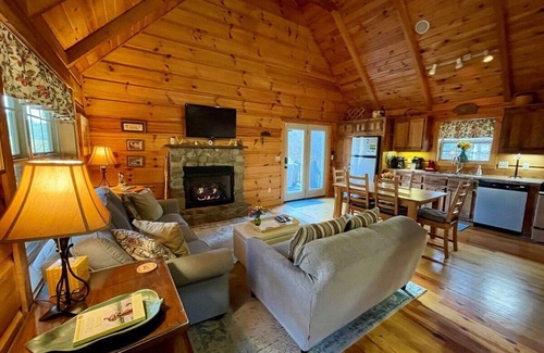 Grassy Creek Casa | Fisherman's Paradise-Log Cabin en Helton Creek, bañera de hidromasaje, mesa de billar, pozo de fuego, WIFI