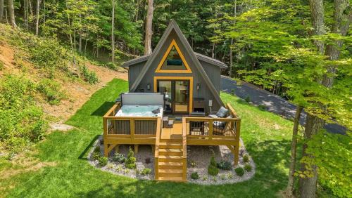 West Jefferson Casa | High Peak at West Jefferson A Frame