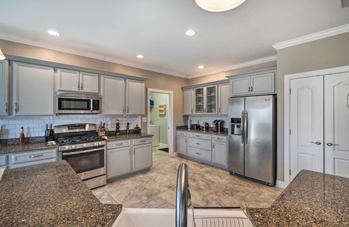High Point Casa | High Point Home ~ 1 Mi to Oak Hollow Lake!