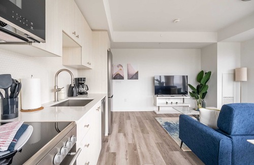 Kitchener Condominio | High Rise 1BR Condo w Balcony & Beautiful Views