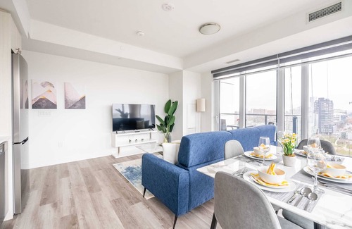Kitchener Condominio | High Rise 1BR Condo w Balcony & Beautiful Views