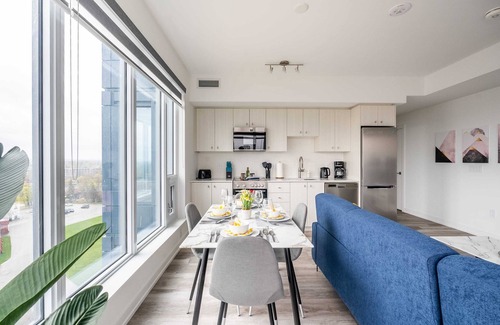 Kitchener Condominio | High Rise 1BR Condo w Balcony & Beautiful Views