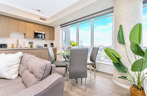 Kitchener Apartamento | High Rise Condo w Balcony & Breathtaking Views