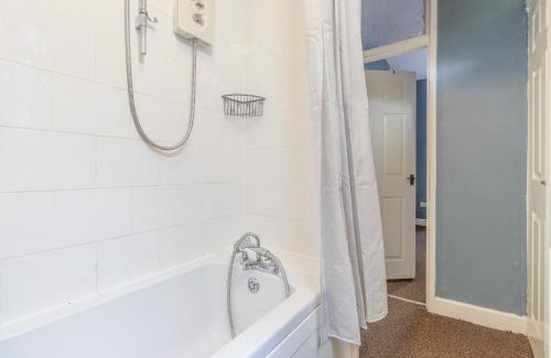 Bedworth Apartamento | HIGH STREET APARTMENT, SLEEPS 6 GUESTs!