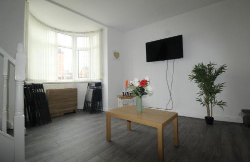 Thurnscoe Casa | High Street House Thurnscoe by Smart Corporate Stays