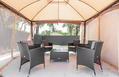 Cooper City Casa | "High Top" Luxury, Gated Yard for pets and Family Friendly