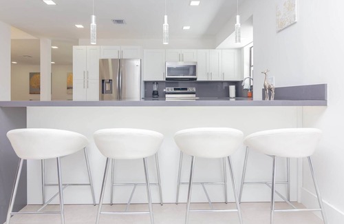 Cooper City Casa | "High Top" Luxury, Gated Yard for pets and Family Friendly