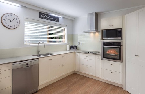 Lynmore Casa | Highfield on High | Super Stylish with Spa Pool