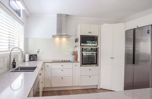 Lynmore Casa | Highfield on High | Super Stylish with Spa Pool