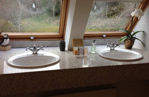 Glenurquhart Cama Y Desayuno | Highland Bear Lodge & Luxury Bear Huts