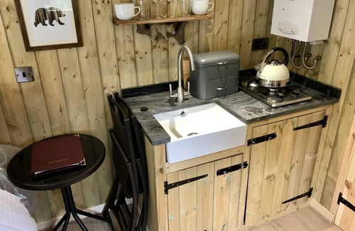 Glenurquhart Cama Y Desayuno | Highland Bear Lodge & Luxury Bear Huts
