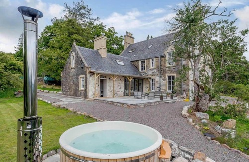 Nostie Casa | Highland Holiday Home, contemporary styling, hot tub, sauna
