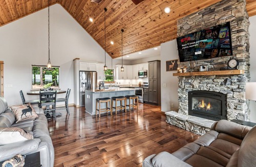 Blairsville Casa | Highland Overlook- Enjoy the Mountains and Lake!
