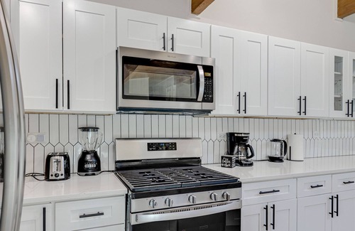 Highland Park Casa | Highland Park Family Ranch - Walk to Lake & Metra to Chicago!