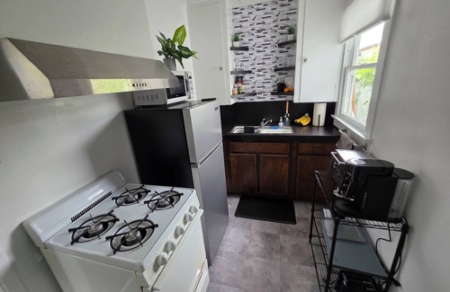 Highland Park Cabaña | Highland Park Haven – Furnished 1BR Cottage w/ Parking & Wi-Fi