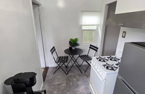 Highland Park Cabaña | Highland Park Haven – Furnished 1BR Cottage w/ Parking & Wi-Fi