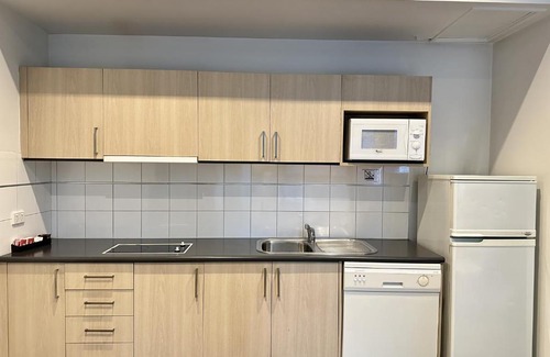 Melbourne Central Business District Hotel | Highlander INN