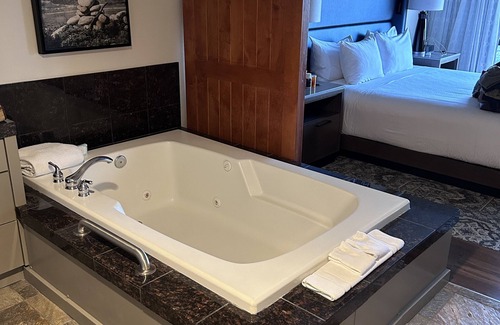 Carmel Highlands Cabina | Highlands Inn, minutes to Pebble Beach, Concours d'Elegance & Carmel by the Sea