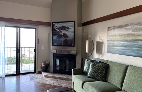 Carmel Highlands Cabina | Highlands Inn, minutes to Pebble Beach, Concours d'Elegance & Carmel by the Sea