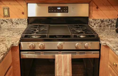 Mirror Lake Cabaña | Highlands, NC - Cozy fireplace 3 min to posh Main Street, or majestic Dry Falls!