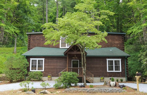 Mirror Lake Cabaña | Highlands, NC - Cozy fireplace 3 min to posh Main Street, or majestic Dry Falls!