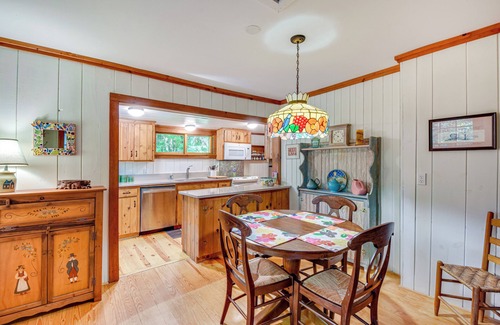 Mirror Lake Cabaña | Highlands Vacation Rental - Walk to Mirror Lake!