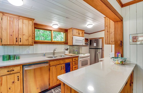 Mirror Lake Cabaña | Highlands Vacation Rental - Walk to Mirror Lake!