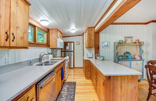 Mirror Lake Cabaña | Highlands Vacation Rental - Walk to Mirror Lake!