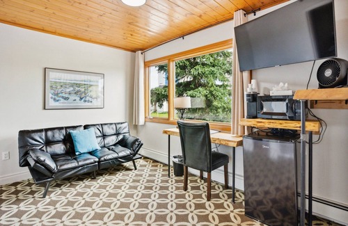Downtown Anchorage Apartamento | Highliner Hotel - Deluxe Double Queen with Mountain View