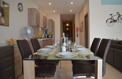 Qala Apartamento | Muy bien acabado 3 dormitorios dúplex con piscina privada y vista al campo / al mar