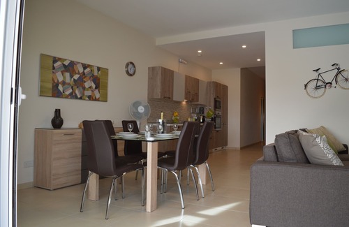 Qala Apartamento | Muy bien acabado 3 dormitorios dúplex con piscina privada y vista al campo / al mar