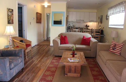 Northeast Virginia Beach Condominio | The Beachcomber - Acogedor, patio con hacha en la calle de la playa - ¡Excelente ubicación!