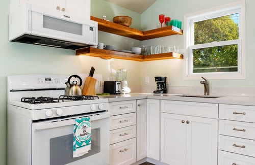 Montecito Casa | HIGHLY RATED!! Comfortable Studio Cottage Walking Distance to Beach!