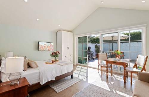 Montecito Casa | HIGHLY RATED!! Comfortable Studio Cottage Walking Distance to Beach!