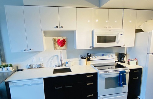 Southcenter Apartamento | Highrise Studio w/ views and nearby shopping