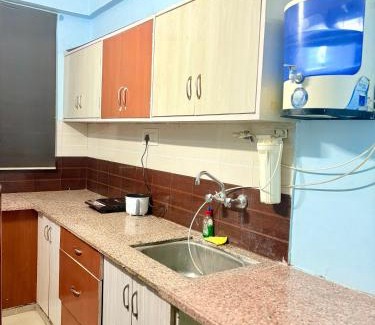Vaishali Nagar Apartamento | Highway access 2BHK, Trendy decor, VR & other water parks