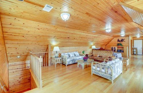 Fairfield Bay Apartamento | Hike and Fish Studio with Pool Access in Shirley!