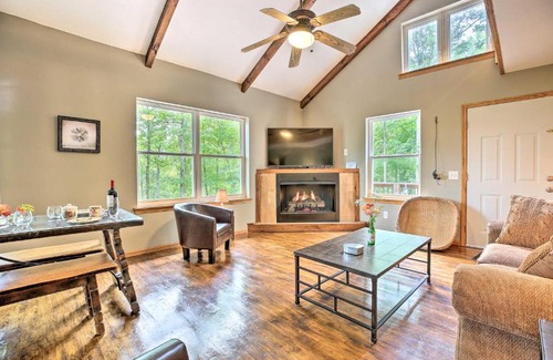 Zoe Casa | Hike and Zip-Line Red River Gorge Cabin with Hot Tub!