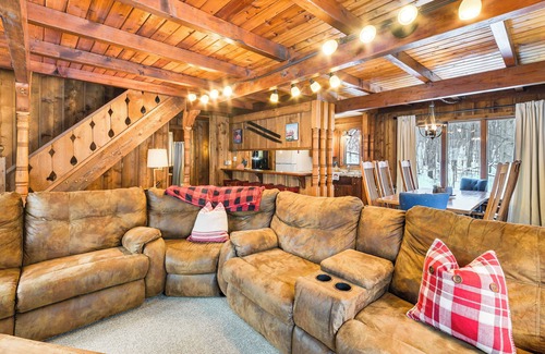 Bellaire Cabina | Hike, Golf & Explore: Cabin w/ Deck in Bellaire!